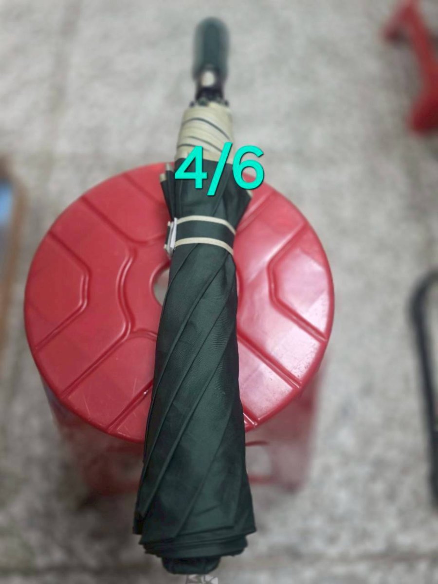 深綠色雨傘