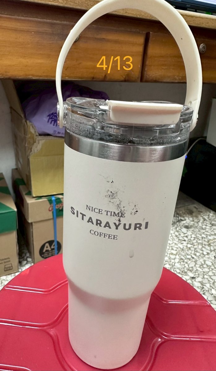 白色水杯