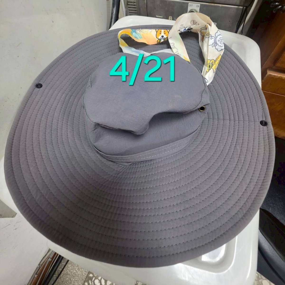 灰色帽子