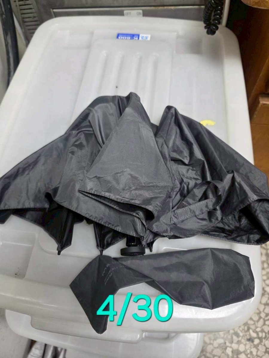 灰色雨傘